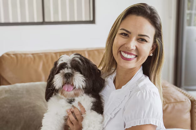 files/mujer-brasilena-su-mascota-perro-shih-tzu-casa-mejor-amiga-amor-familiar_49149-1538.avif